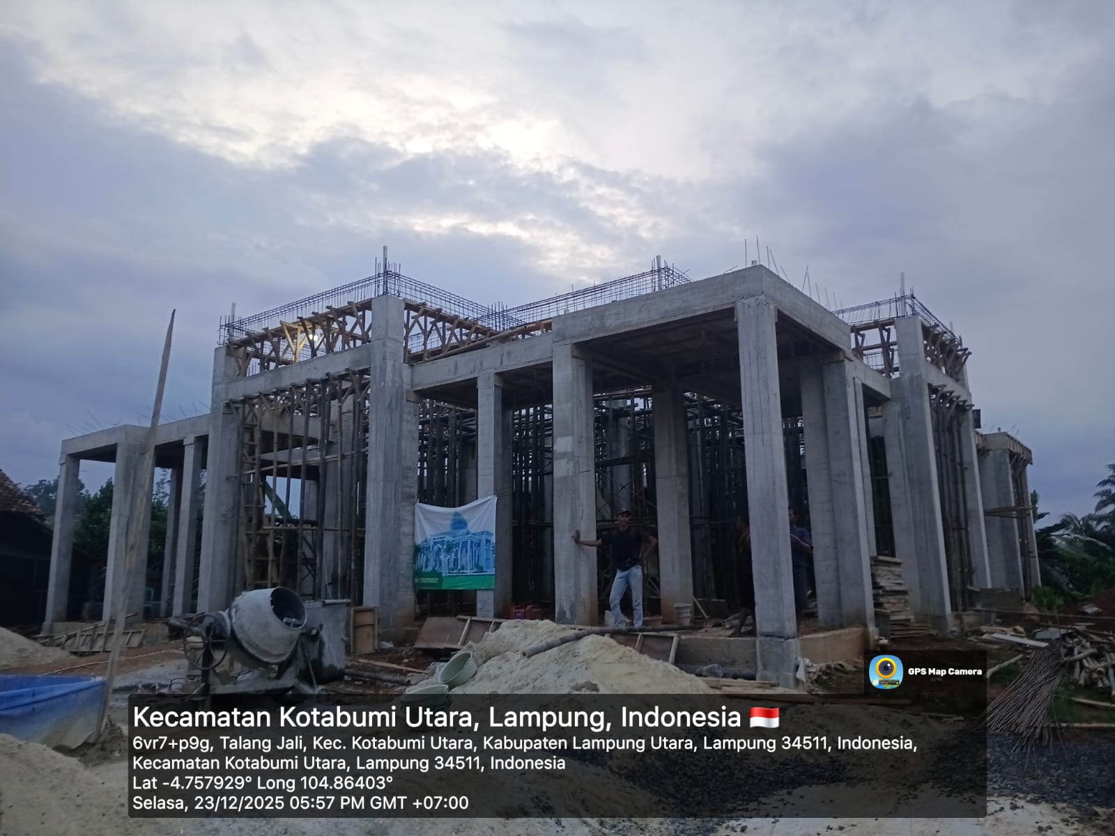 Balok gantung dak atap beton (cor) Masjid Jami baitussalam