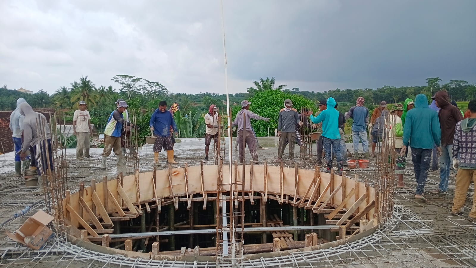 Gotong Royong Pengecoran Dak/Kubah masjid ja'mi baitus salam