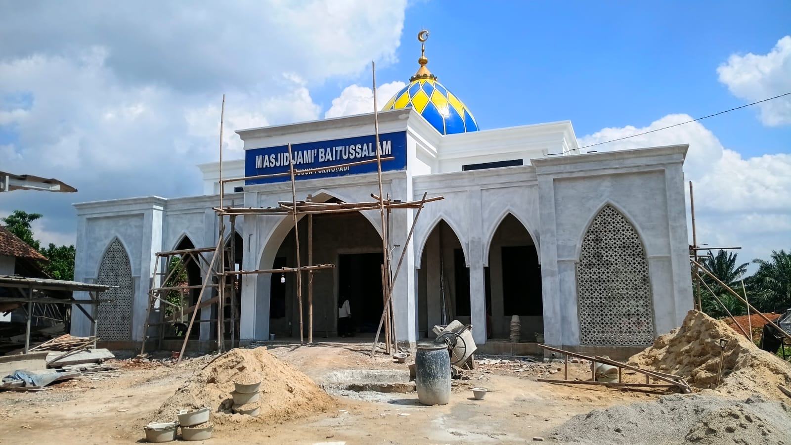Proses Pengecatan Masjid Jami Baitussalam